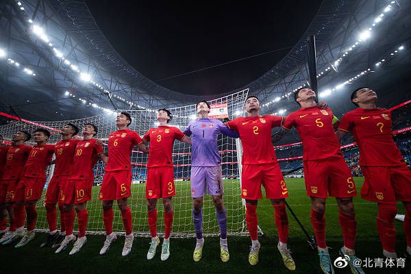 白丝打开双腿露小内裤图片