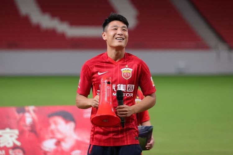 他掀开裙子舌头伸进
